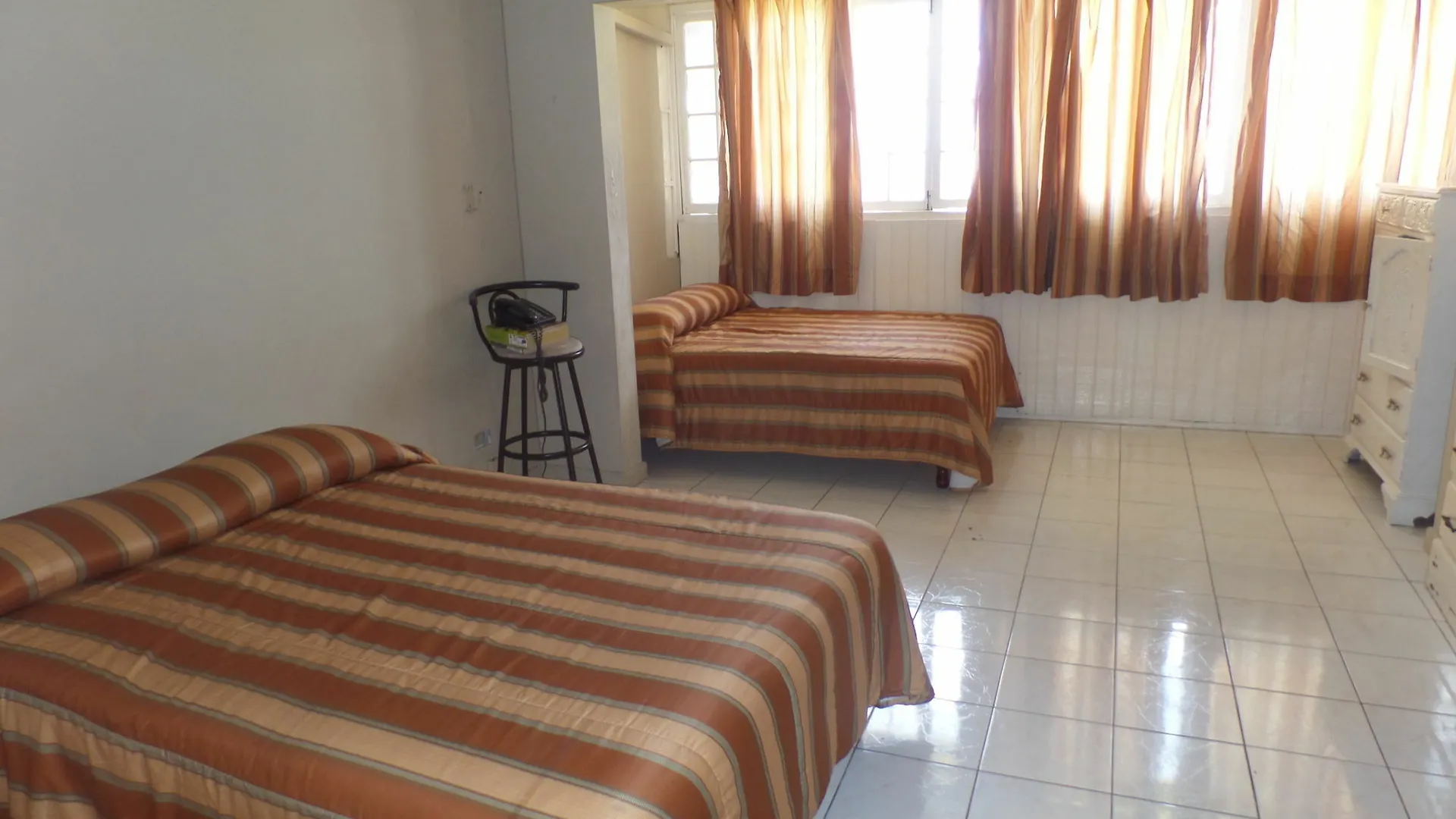 شقة Rooms On The Hip Strip - مونتيغو باي