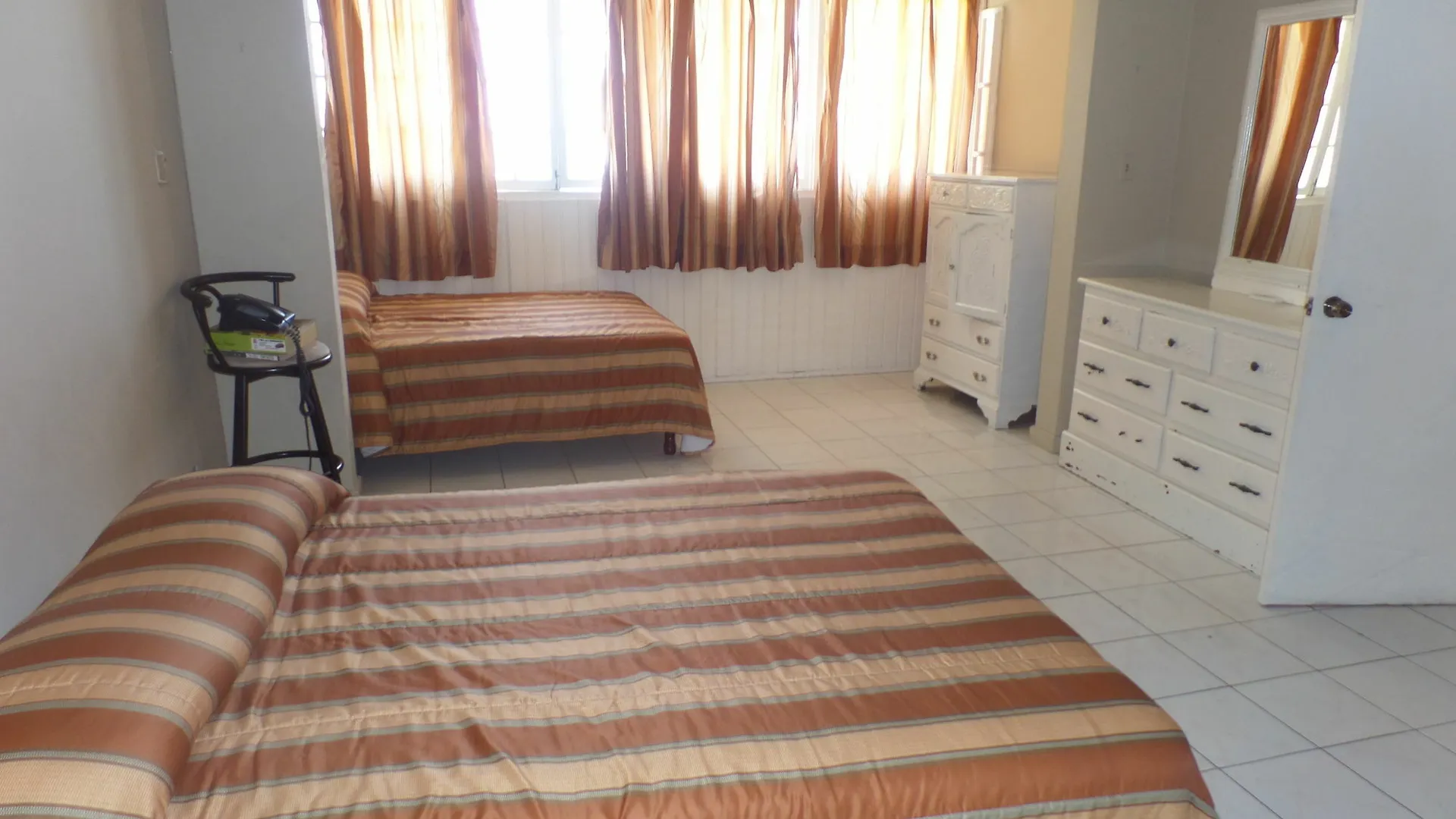 Rooms On The Hip Strip - مونتيغو باي 0*,  جامايكا